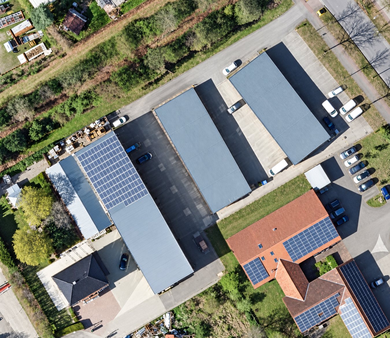 Luftbild Gelände Nord mit drei langen Hallen